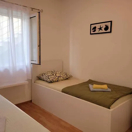 Okrug Gornji 12 * تروغير