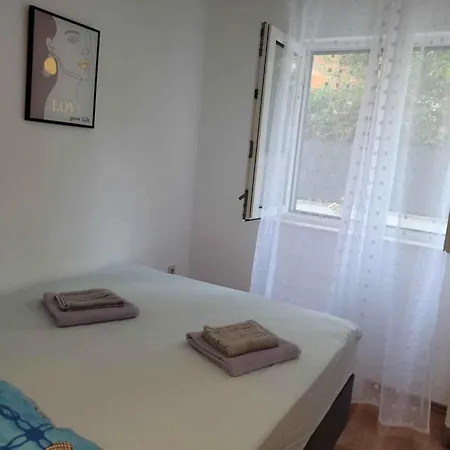 Okrug Gornji 12 شقة