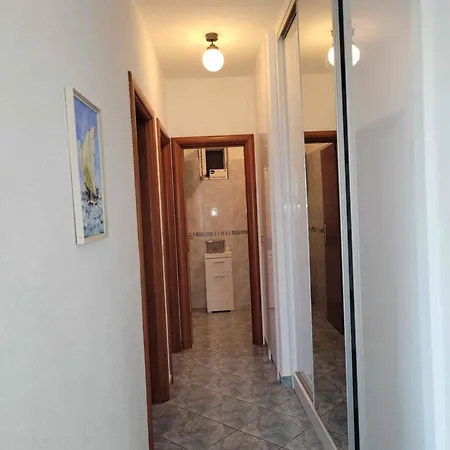 Okrug Gornji 12 شقة تروغير