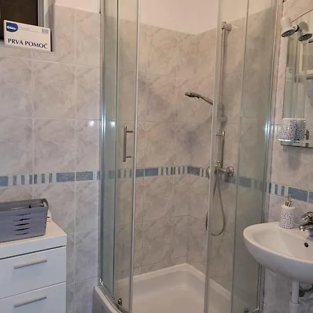 Okrug Gornji 12 شقة